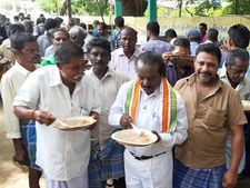 புனித வெள்ளி.. சாமானிய மக்களுடன் சாலையோரம் கஞ்சி குடித்த கோடீஸ்வர வசந்தகுமார்!
