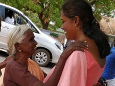 பாட்டி இடுப்பை ஜோதிமணி பிடிக்க.. ஜோதிமணி தோளில் பாட்டி கை போட.. ஒரே பாசம்தான்!