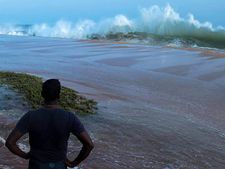கன்னியாகுமரியில் கடல்சீற்றம்... குடியிருப்பு பகுதிக்குள் கடல்நீர் புகுந்தது 