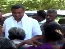 கார்த்தி சிதம்பரத்துக்கு ஆரத்தி எடுத்ததற்கு குறைவான பணம்.. பங்கிட்டு கொள்வதில் பெண்களிடையே சண்டை! 