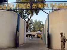 மதுரை மத்திய சிறையில் போலீஸ் - கைதிகள் இடையே பயங்கர மோதல்... போலீஸ் குவிப்பு 