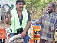 எனக்கு ஓட்டு போட்டீங்கன்னா.. வாராவாரம் நானே  மீன் வெட்டி தருவேன்.. சரியா.. மன்சூர் அலிகான் அசத்தல்