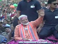 சாலையை சுத்தம் செய்ய குடிநீர்.. 1.4 லட்சம் லிட்டர் வீணானது.. மோடி பேரணிக்காக நடந்த ஒருநாள் கூத்து! 