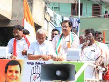 இலவச அரிசியை விநியோகிக்க முடியலை.. கிரண் பேடி இடைஞ்சலா இருக்கிறார்.. நாராயணசாமி புகார்