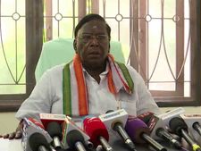 கிரண் பேடி கொட்டத்தை அடக்க வந்த தீர்ப்பு.. வென்றது ஜனநாயகம்.. நாராயணசாமி செம ஜாலி!