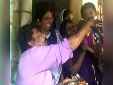 குழந்தைக்கு பனியாரம் ஊட்டி வாக்கு கேட்ட மன்சூர் அலிகான்... திண்டுக்கல்லில் ருசிகரம்!