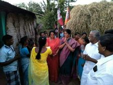 கம்பத்தில் மையம் கொண்ட ஓபிஎஸ் குடும்பம்..  மனைவி, மருமகள் சகிதம் அதிரடி ஓட்டு வேட்டை 