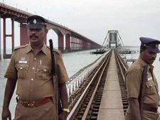  பாம்பன் பாலத்தில் குண்டு வைத்திருப்பதாக மிரட்டல்.. வெடிகுண்டு நிபுணர்கள் சோதனை