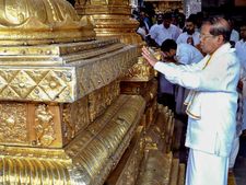 திருப்பதிக்கு ஆன்மீக பயணம் வந்த இலங்கை அதிபர்.. குடும்பத்தினருடன் பெருமாளை தரிசித்தார் 