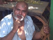 10 வயது சிறுமிக்கு சாக்கெட் கொடுத்து சில்மிஷம்.. 50 வயது முதியவருக்கு தர்ம அடி