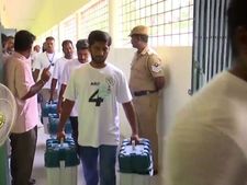 புதுவையில் நாளை தேர்தல்.. வாக்குப் பதிவு இயந்திரங்களுக்கு போலீஸ் பாதுகாப்பு
