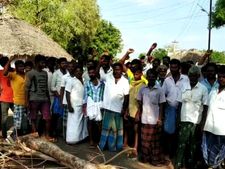 பொன்னமராவதியில் இருபிரிவினரிடையே பயங்கர மோதல்.. வன்முறையை தடுக்க போலீஸ் குவிப்பு 