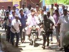 ஓரம்போ ஓரம்போ ரங்கசாமி வண்டி வருது.. கியூவில் நிற்காமல் ஓட்டுப் போட்டுச் சென்ற என்.ஆர்!