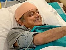 மருத்துவமனையிலிருந்து பிரச்சாரத்திற்கு கிளம்பி வந்த சசி தரூர்.. சபாஷ் போட்டு பாராட்டிய ராகுல் 