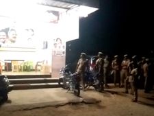 ஆண்டிப்பட்டியில் அமமுக அலுவலகத்திற்குள் நுழைய போலீஸ்-க்கு அனுமதி மறுப்பு... 2 முறை துப்பாக்கிச் சூடு
