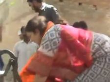  வயல்வெளியில் பற்றிய தீயை அணைக்க.. கைபம்பில் தண்ணீர் அடித்துக் கொடுத்து உதவிய ஸ்மிருதி இரானி