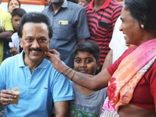 கன்னத்தை கிள்ளிய பெண்.. வெட்க சிரிப்பில் ஸ்டாலின்.. கனிமொழியை கையை பிடித்த பாட்டி.. பாச மழையப்பா! 