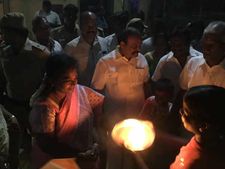ஒளியிலே.. தெரிவது.. அட இருளில் மலர்ந்த  தமிழிசையின் முகம்... தூத்துக்குடி பிரச்சாரத்தில் பளிச்! 
