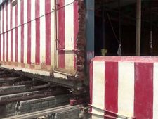 ஜாக்கியை வைத்து 25 அடி தூரத்திற்கு நகர்த்தப்பட்ட 100 வருட கோவில்