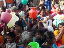 தேனியில் மோடி.. பக்கத்து ஊரில் காலி குடங்களுடன் பெண்கள் நடு ரோட்டில் போராட்டம் 