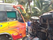  தேனியில் வேன்- பேருந்து மோதி விபத்து.. 4 பேர் பரிதாப பலி.. 18 பேர் படுகாயம்