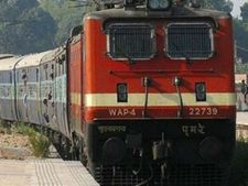 ரொம்ப கோபக்காரராக இருப்பாரோ ... டூட்டி முடிந்ததால் பாதியிலேயே ரயிலை நிறுத்திட்டாரு 