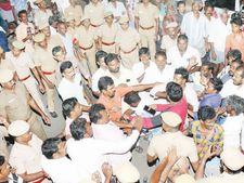 வீரமணி பங்கேற்ற கூட்டத்தில் இந்து முன்னணியினர் சரமாரி தாக்குதல்.. கற்கள், செருப்பு வீச்சு.. பதற்றம் 