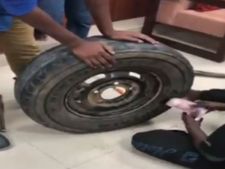 பெங்களூரில் சப்பாத்தி சரிபட்டு வரல போல... ஸ்டெப்னி டயரில் ரூ.2.3 கோடி  பணம் சிக்கியது 