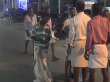 ஏ.. வேட்டி ஒழுங்கா இடுப்புலேயே இரேன்.. ஏன் இறங்குற.. யார்றா அங்க பேசுறது.. அடடே அமமுக!