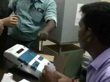 வேலூர் மாவட்டம்: ஒரே குடும்பத்தைச் சேர்ந்த 28 பேருக்கு ஓட்டு இல்லை.. அதிகாரிகளுடன் வாக்கு வாதம்! 