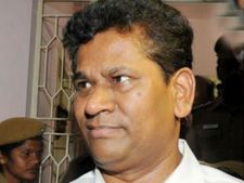 மார்ட்டின் வீட்டில் சோதனை.. கட்டிலுக்கு கீழே ரகசிய அறை.. தங்கம், வைர குவியல்.. கட்டுக் கட்டாக பணம் 