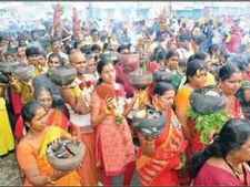 தண்ணீர் பஞ்சம் தலைவிரித்தாடுகிறது...  200 பக்தர்கள் அங்கபிரதட்சணம்