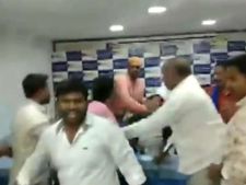 பிரஸ்மீட்டில் சரமாரியாக தாக்கப்பட்ட தலைவர்.. தெலுங்கானாவில் அதிர்ச்சி - வீடியோ 