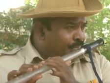 லத்தியை எடுத்து.. புல்லாங்குழலாக்கி.. ஊஊஊஊ என்று ஊதி அசத்திய போலீஸ்காரர்! 