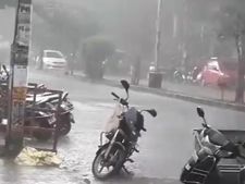 சூறாவளி காற்று சுழன்றடிக்க பெங்களூரில் வெளுத்து வாங்கிய மழை