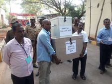 புதுச்சேரியில் 6 மையங்களில் வாக்கு எண்ணிக்கை.. பலத்த பாதுகாப்புக்கு மத்தியில் தொடங்கியது 