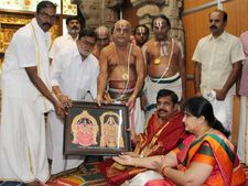 வேண்டுதலை நிறைவேற்று ஏழுமலையானே.. திருப்பதிக்கு குடும்பத்தோடு சென்ற முதல்வர் பழனிச்சாமி 