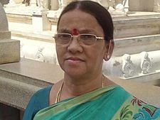 மீனாட்சியை தரிசிக்க வந்த மூதாட்டி.. கோவிலுக்குள் மயங்கி விழுந்து மரணம்.. மதுரையில் பரபரப்பு