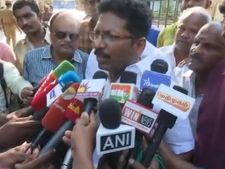  வாக்கு எண்ணும் மையத்திற்குள் ஜெராக்ஸ் மெஷினுடன் நுழைய முயன்ற அதிகாரிகள்!