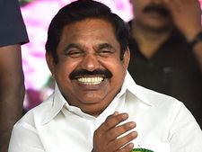 பெண்களுடன் அன்னையர் தினம், பிறந்தநாள் கொண்டாடிய முதல்வர் எடப்பாடி பழனிச்சாமி 