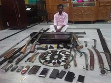 ஏகே 47 , ஸ்டென் கன், துப்பாக்கி குவியல் குவியலாக பறிமுதல்.. தேனி போலீசை மிரட்டிய அரசியல்வாதி!