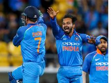 காவி நிற சீருடையில் இந்திய கிரிக்கெட் அணி வீரர்கள்.. உலககோப்பை சீருடையில் அதிரடி மாற்றம் 