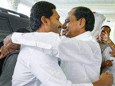 வாழ்த்து பெற நேரில் சென்ற ஜெகன்மோகன்.. கட்டி அணைத்து பூரிப்படைந்த கேசிஆர் 