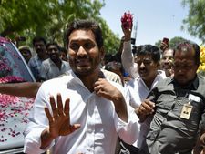 ஜெகன் மோகன் ரெட்டி திருப்பதியில் சுவாமி தரிசனம்... நாளை முதல்வராக பதவியேற்கிறார் 