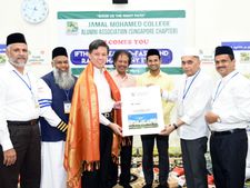 சிங்கப்பூரில் இஃப்தார் நிகழ்ச்சியில் மாணவர்களுக்கு எழுது பொருட்கள் நன்கொடை 