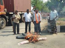 கமல்ஹாசன் மீது கொந்தளித்து தெருவுக்கு வந்து கொடும்பாவி கொளுத்திய.. வெறும் 4 பேர்! 