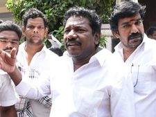 அதிமுக இரண்டாக பிரிந்தது அனைவருக்கும் சாதகமாகி விட்டது... சொல்கிறார் கருணாஸ் 