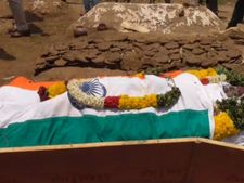 அசாமில் தற்கொலை செய்த எல்லைப்பாதுகாப்பு படை வீரர்.. ராணுவ மரியாதையுடன் வேலூரில் உடல் அடக்கம் 