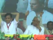 என்ன நடக்குது.. பாரத் மாதா கீ ஜே என்ற மோடி.. வேண்டாவெறுப்பாக பார்த்த நிதிஷ் குமார்.. பகீர் வீடியோ! 