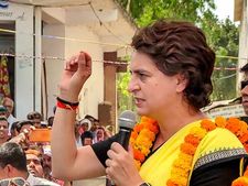 வாரணாசியில் பிரியங்கா காந்திக்கு எதிராக கோஷமிட்ட பாஜகவினரை தடியடி நடத்தி விரட்டிய போலீஸ் 